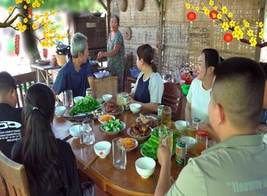Bà Ngoại có bầu ngày Tết đãi con cháu nhiều món ngon